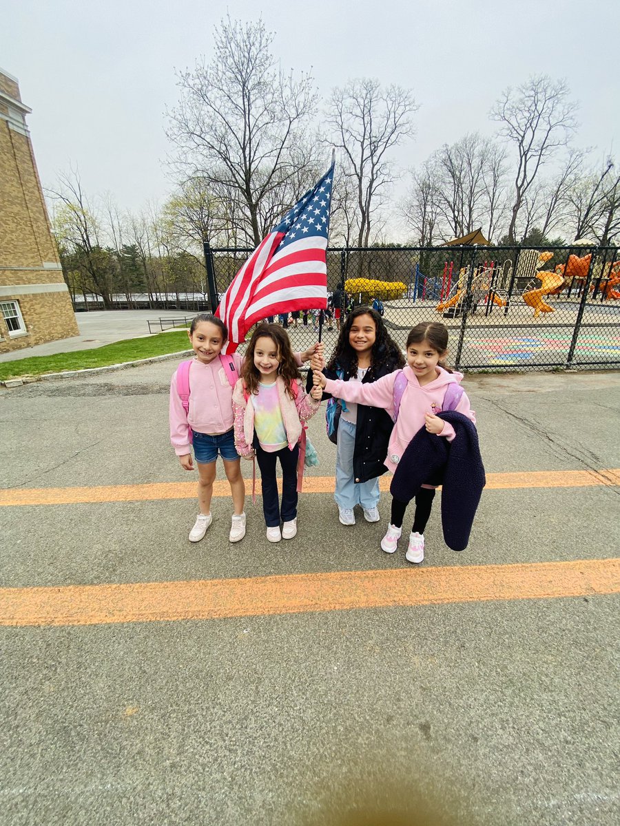 RobJanowitz_AP's tweet photo. Our kiddos love early morning play, time with friends and starting the day together as a community. #MASnation #community #Pledge @MAS_WP @MAS_PTA @DrJosephRicca @WPCSD_ASI #MASproud #WPProud https://t.co/HQ5YDpTAe0