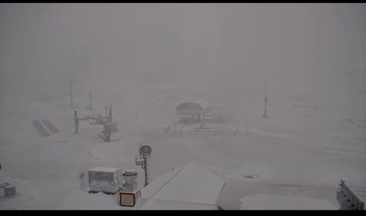 SoCalweathernet's tweet image. Pockets of heavy snow will continue in our mountains above 6000ft the next few hours with 1-3" in spots. Chains are required on hwy 18 going into Big Bear.

#CAwx #Snow #BigBear #Chains