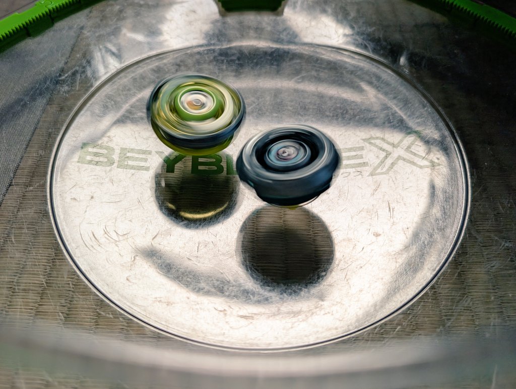 熱を出して入学早々学校を休んだものの、解熱剤を飲んで一時元気なa君と子守ベイブレードバトル。