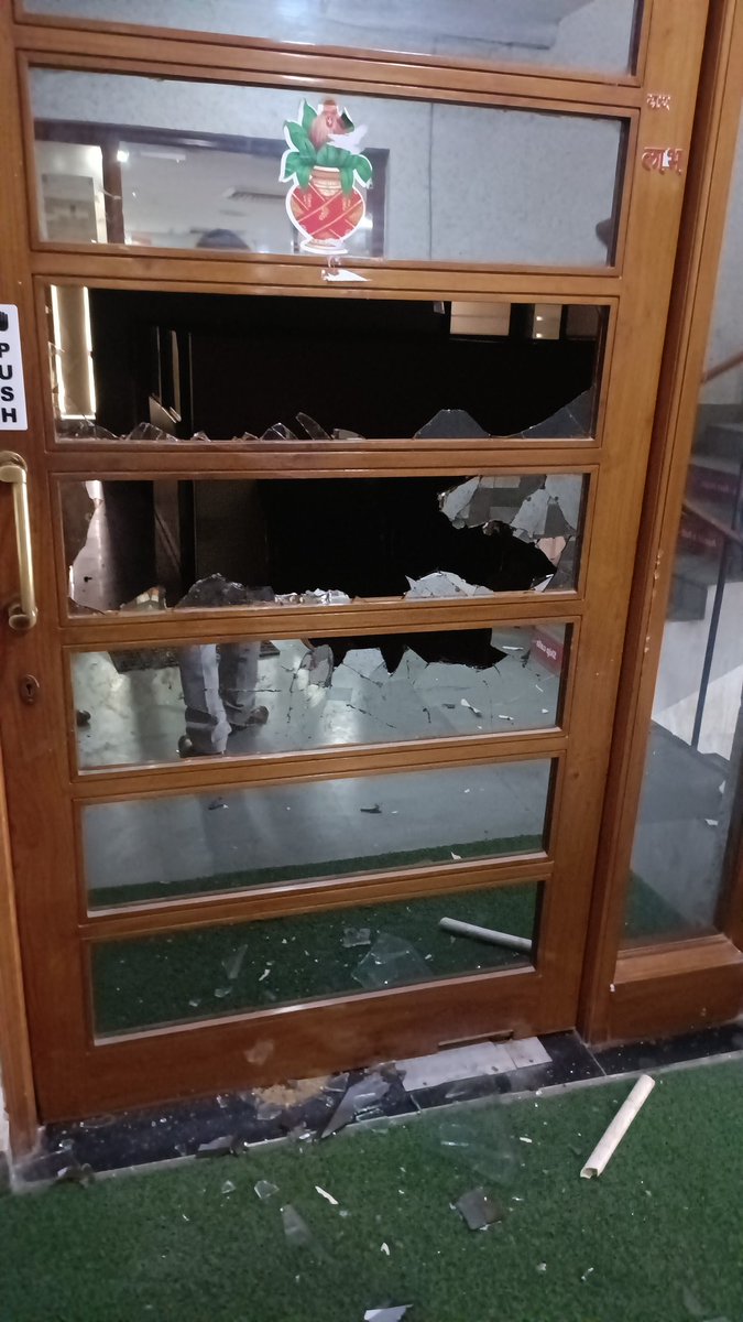 GargKake's tweet photo. @CMOfficeUP @DCPCentralNoida @dmgbnagar 
किसी के आफिस में थोड़ फोड़ करना कौनसा पगार बढ़ाने का तरीका है https://t.co/ljtAp8eU8b