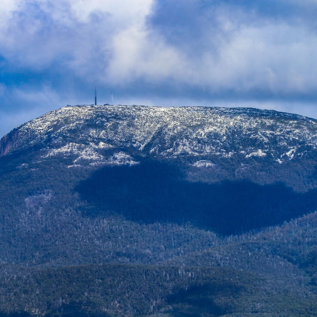weatherzone's tweet image. Repeated bursts of cold, moist air delivered heavy #snow to elevated parts of #Tasmania over the weekend, turning some areas into an early winter wonderland. ❄️

Here are some magical moments captured by our community:
1️⃣ Snow at Miena. Photo by Gill Dayton tassieapplespice/IG
2️⃣