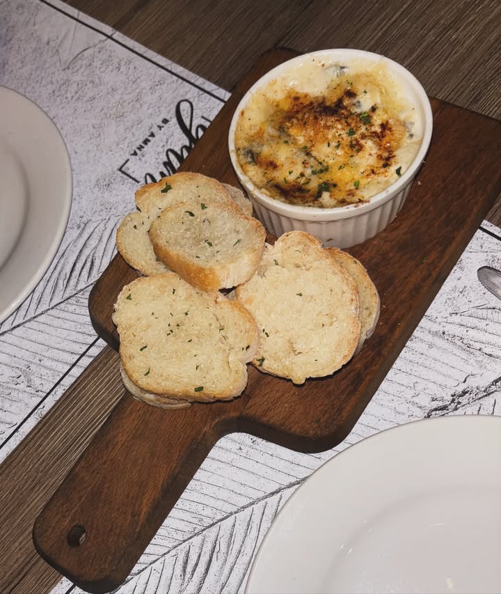 Falakrajpoot05's tweet image. Garlic bread = instant happiness 😋 #garlicbread #foodie #yum