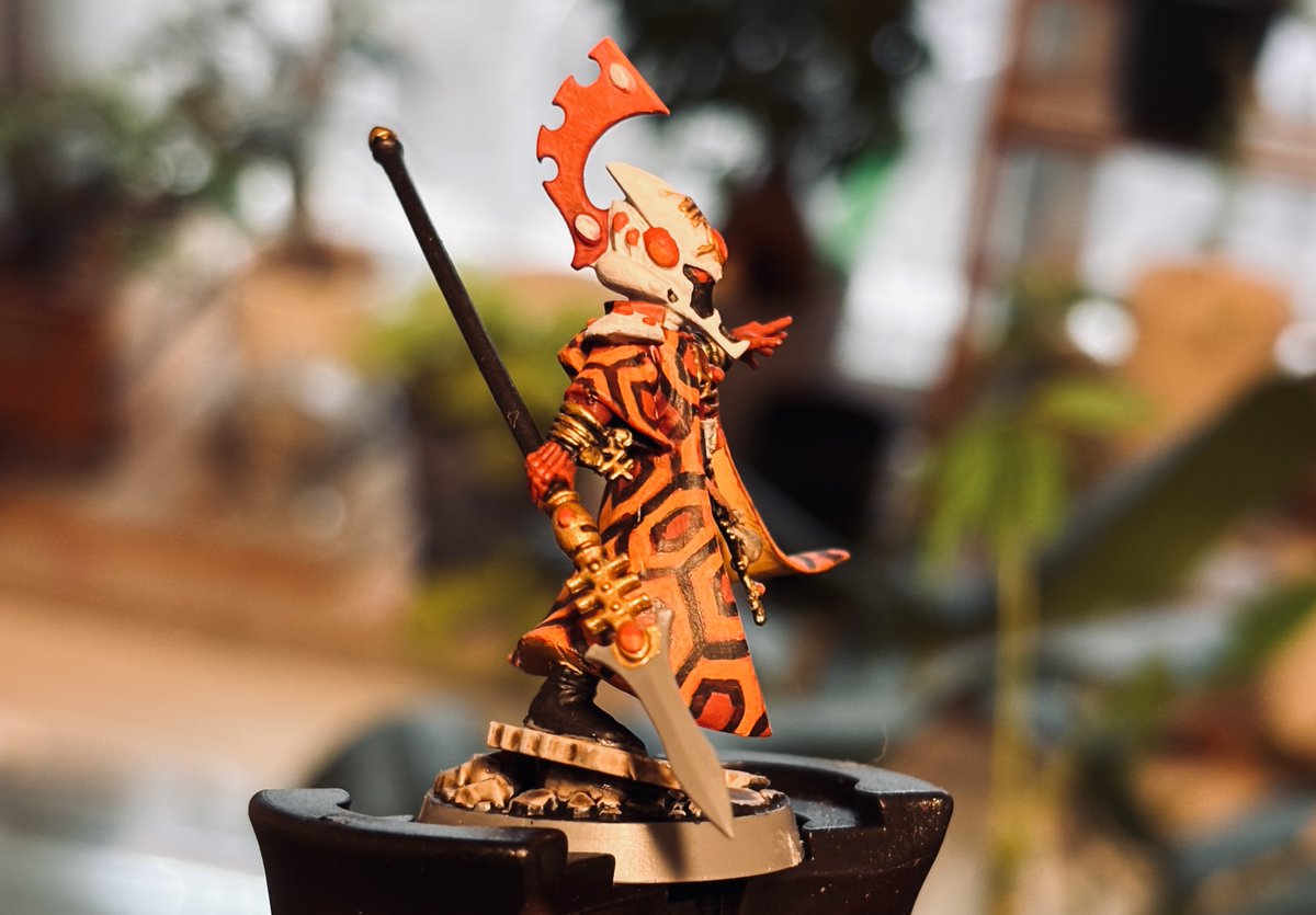 ウォーハンマー40K：コンバットパトロールvol.21
ファーシーア / Farseer のコートの柄は
私の 好きな映画をモチーフにペイントWIP✨
意外と違和感なく着こなし＾＾
（モチーフネタ 分かってくれますよね？）
#PePe_Bneco #Warhammer40k #warhammercommunity
 #miniaturepainting