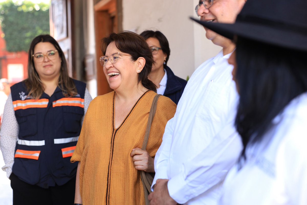 PresidenciaSjr's tweet photo. Con la finalidad de mostrar las acciones que ha implementado el Gobierno Municipal de San Juan del Río para la conservación y preservación del patrimonio histórico y cultural de las y los sanjuanenses, la secretaria de Obras Públicas y Desarrollo Urbano, en compañía de autoridades en la materia, recorrió inmuebles que forman parte del Camino Real de Tierra Adentro.

En la visita estuvieron presentes el director general de Sitios y Monumentos del Patrimonio Cultural de la Secretaría de Cultura federal, Arturo Balandrano Campos; la directora de Estudios y Proyectos de la Dirección General de Sitios y Monumentos de la Secretaría de Cultura federal, Elisa Ruiz Covarrubias; el presidente de la Asociación Nacional de Ciudades Mexicanas Patrimonio Mundial, Jorge Ortega González; la directora del Centro INAH en Querétaro, Rosa Estela Reyes García, y el presidente del Patronato Centro Histórico de San Juan del Río, Francisco Pájaro Anaya.
