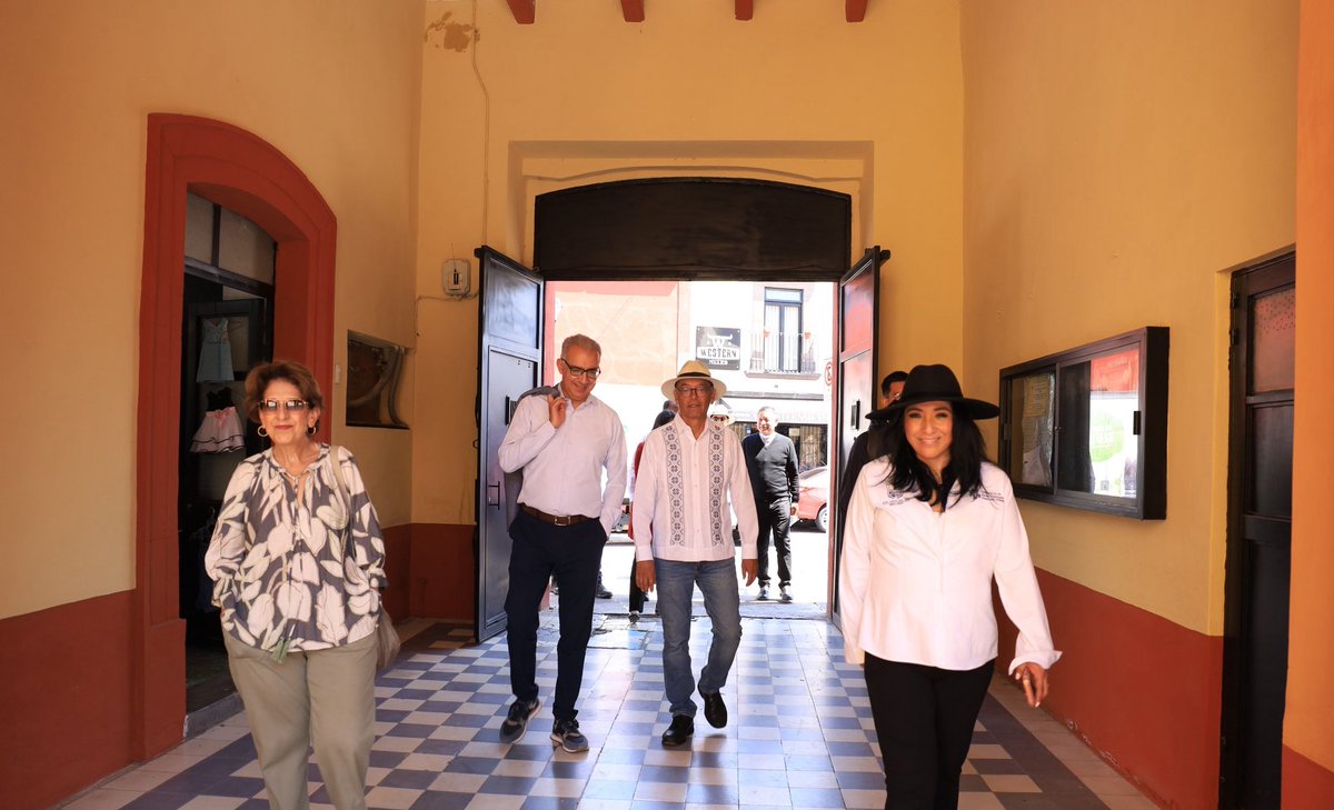 PresidenciaSjr's tweet photo. Con la finalidad de mostrar las acciones que ha implementado el Gobierno Municipal de San Juan del Río para la conservación y preservación del patrimonio histórico y cultural de las y los sanjuanenses, la secretaria de Obras Públicas y Desarrollo Urbano, en compañía de autoridades en la materia, recorrió inmuebles que forman parte del Camino Real de Tierra Adentro.

En la visita estuvieron presentes el director general de Sitios y Monumentos del Patrimonio Cultural de la Secretaría de Cultura federal, Arturo Balandrano Campos; la directora de Estudios y Proyectos de la Dirección General de Sitios y Monumentos de la Secretaría de Cultura federal, Elisa Ruiz Covarrubias; el presidente de la Asociación Nacional de Ciudades Mexicanas Patrimonio Mundial, Jorge Ortega González; la directora del Centro INAH en Querétaro, Rosa Estela Reyes García, y el presidente del Patronato Centro Histórico de San Juan del Río, Francisco Pájaro Anaya.