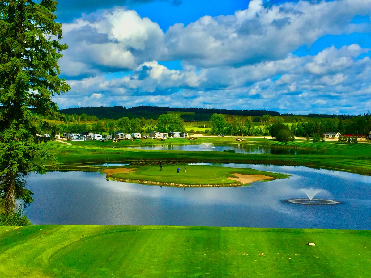 The melt is on &amp; you know what that means…👀⛳ #Golf season is right around the corner! The greens will be calling before you know it &amp; there’s nothing better than getting back out on the course surrounded by views like this. Have you experienced golfing at #TrestleCreek yet?