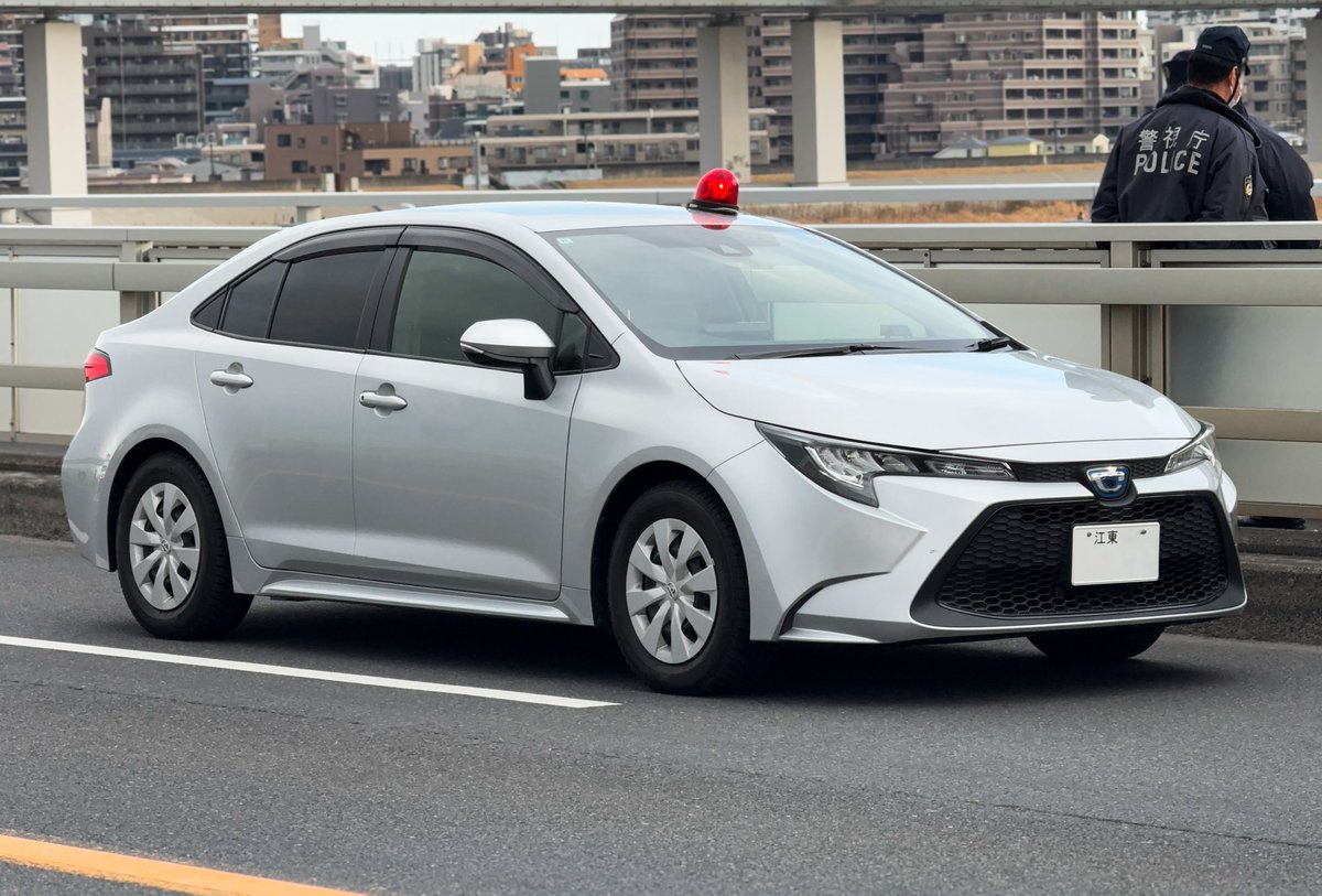 echilalcohol's tweet photo. 事案臨場した車両たち
現場が葛西警察署と城東警察署の管轄の境界付近だったため、2署の警察官が臨場

また、本件には警察と消防のほか、海保も臨場した。 https://t.co/gtfTvq8wN5