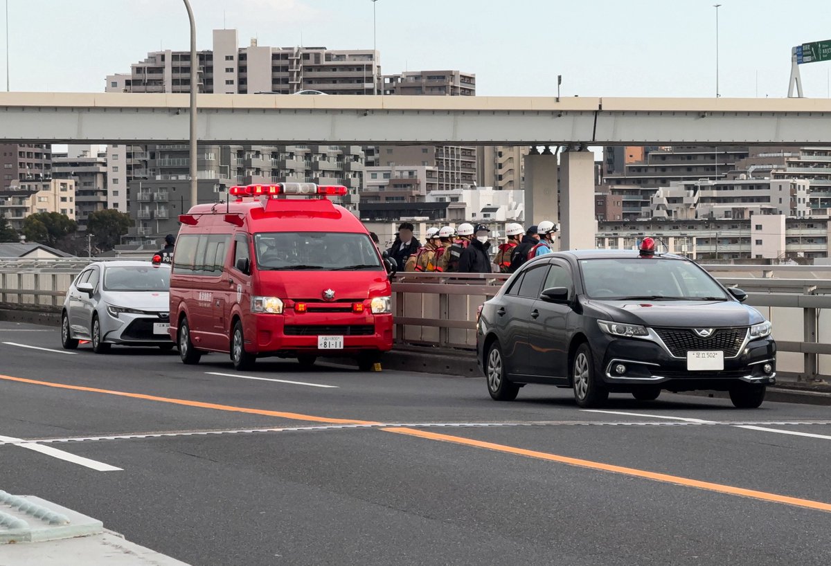 echilalcohol's tweet photo. 事案臨場した車両たち
現場が葛西警察署と城東警察署の管轄の境界付近だったため、2署の警察官が臨場

また、本件には警察と消防のほか、海保も臨場した。 https://t.co/gtfTvq8wN5