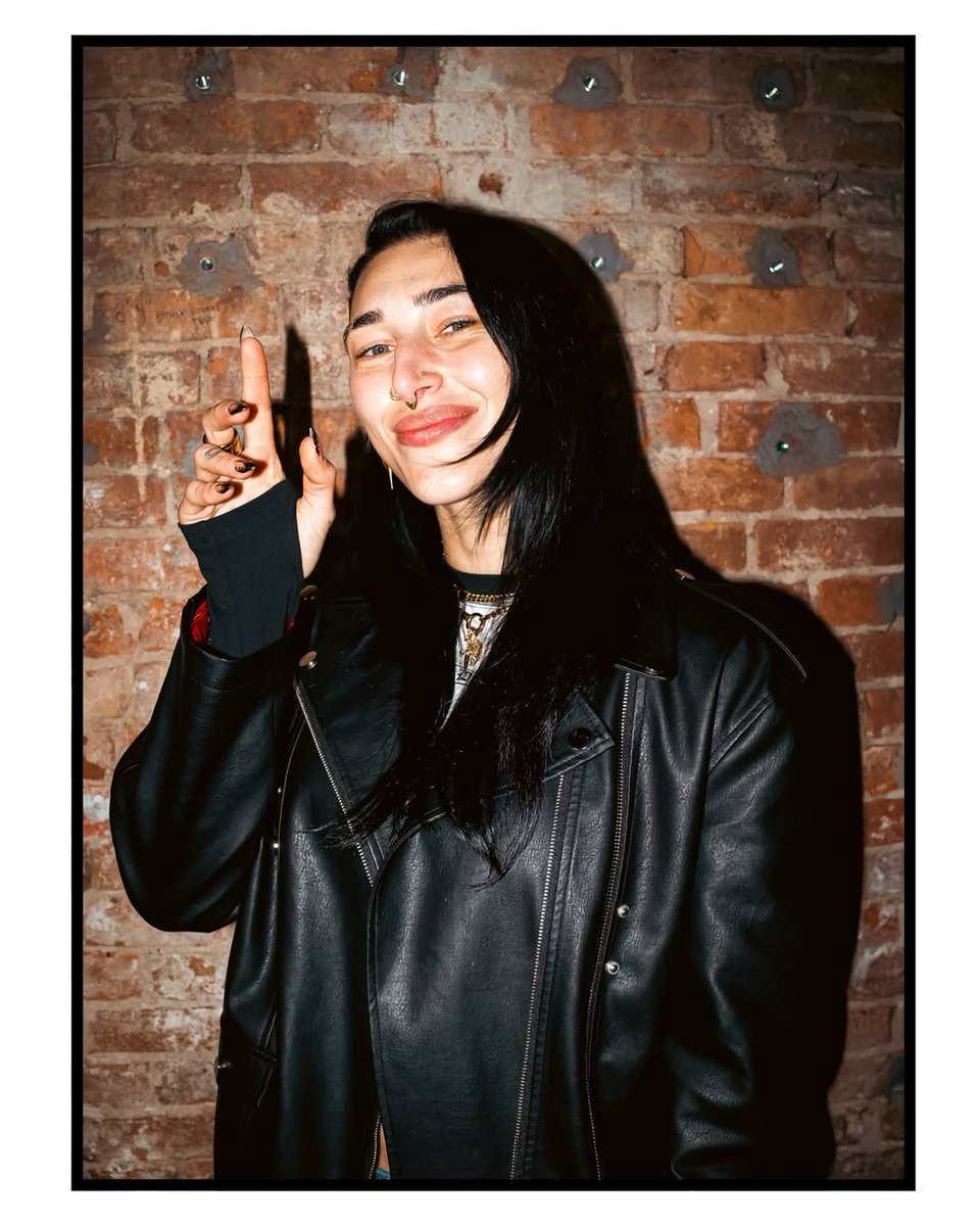 rheamoshpit's tweet photo. She's the coolest 🖤🤘🏻 https://t.co/ZPKXsZKs6T