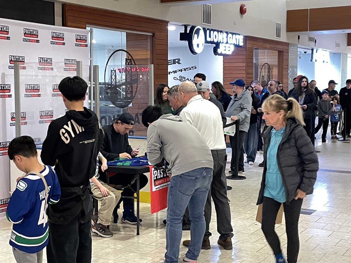 patersonjeff's tweet image. injured #Canucks winger Jonathan Lekkerimäki doing an autograph signing session at @pastimesports Capilano Mall