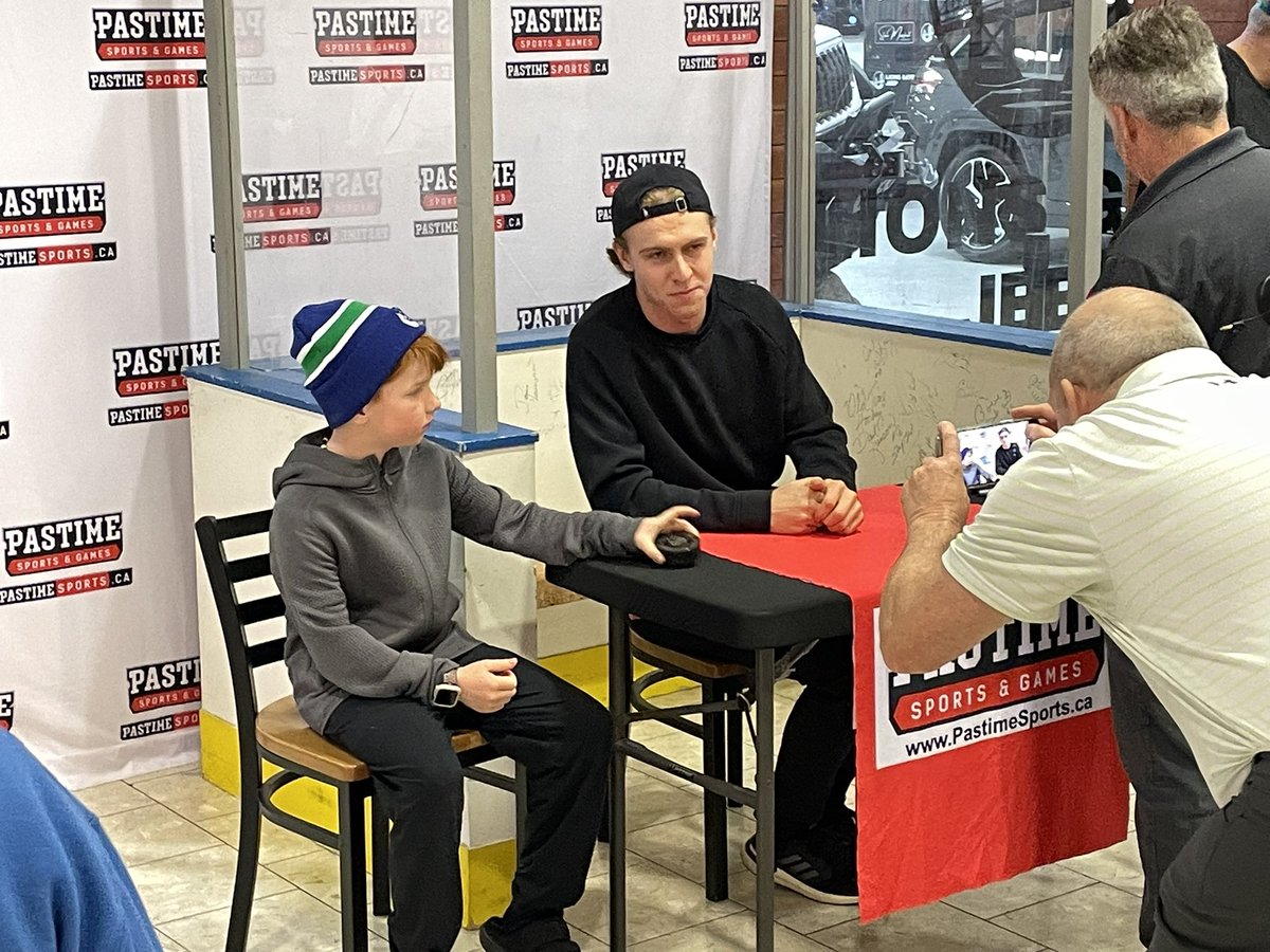 patersonjeff's tweet image. injured #Canucks winger Jonathan Lekkerimäki doing an autograph signing session at @pastimesports Capilano Mall