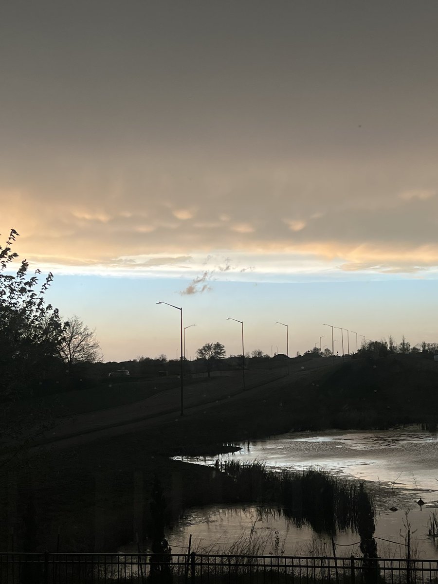 liarudeen's tweet photo. Lenexa, KS 19:47 👀☁️ #kswx https://t.co/TSMY4v10Dd