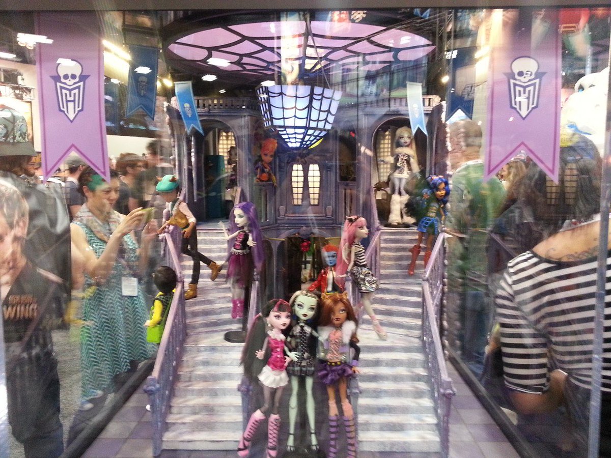 virginiatidewtr's tweet photo. thinking about the former comic con monster high displays https://t.co/GAg3lVOcWV