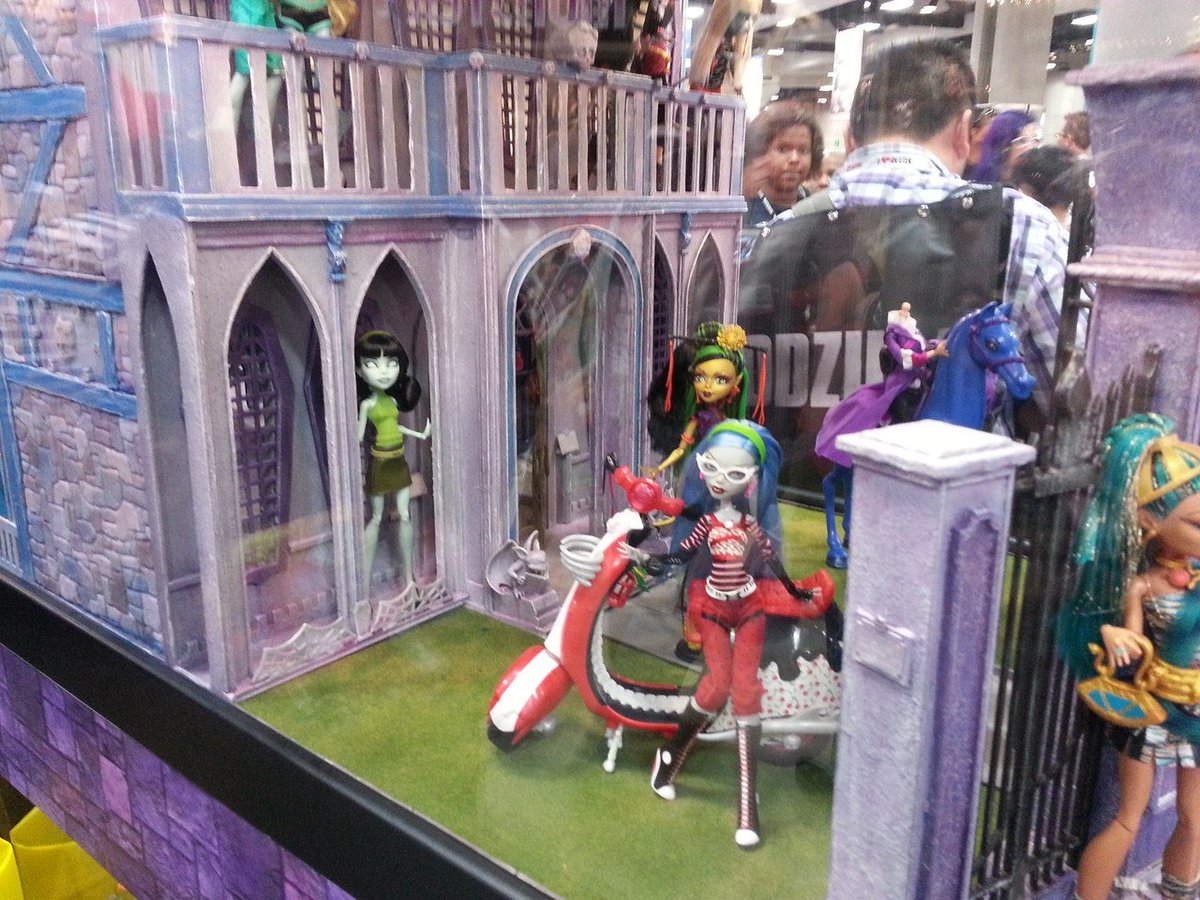 virginiatidewtr's tweet photo. thinking about the former comic con monster high displays https://t.co/GAg3lVOcWV