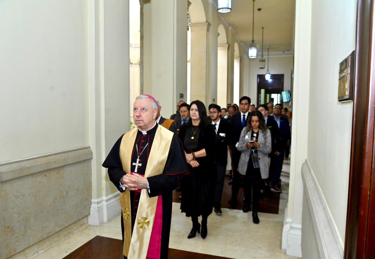 En los momentos más complejos Colombia se ha mantenido gracias a la fe. Coronación Solemne de La Virgen Peregrina de Fátima en la plenaria de Senado de la República