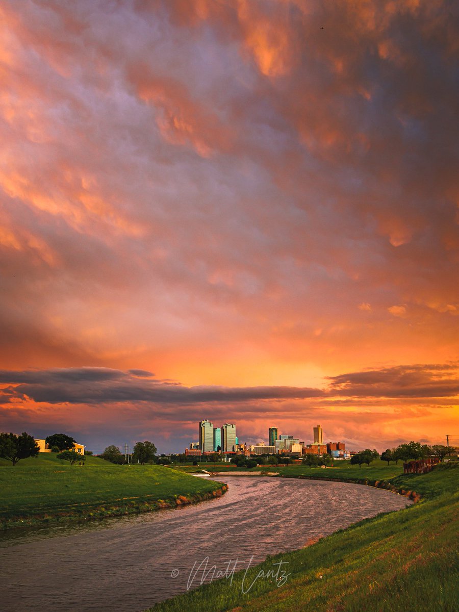 Downtown Fort Worth basking in the glow of a sunset reflecting off the storm clouds passing by yesterday evening.

#FortWorth #Texas #dfwwx #txwx