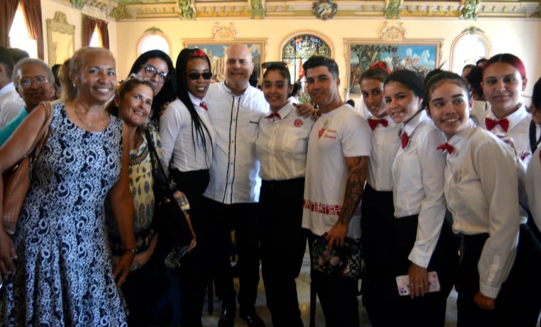 Viniendo de un proyecto que ha cambiado -para bien- la vida de más de 3500 jóvenes, este reconocimiento de "La Moneda Cubana" en su 15 aniversario, me llena de orgullo. ¡Muchas gracias, y que la tropa de Angelito siga cosechando éxitos!
📷 <a href="/Hmena65/">Tony Hernández Mena</a> #Cuba #CDRCuba #CubaNoSeRinde