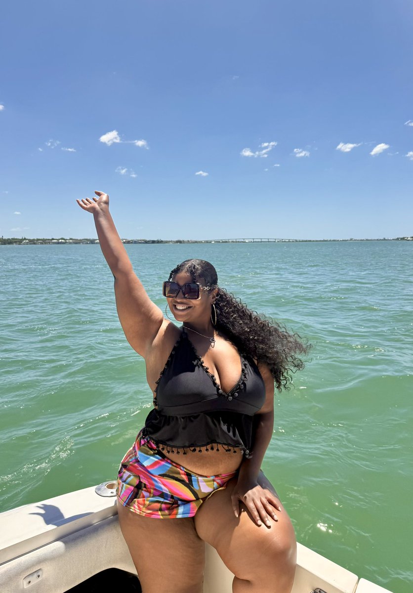 simonesoublet's tweet image. i told y'all 🤭🥂🩵🎉🛥️🧜🏽‍♀️🍾⚓️💓

#twentyseven #grown #and #glamorous