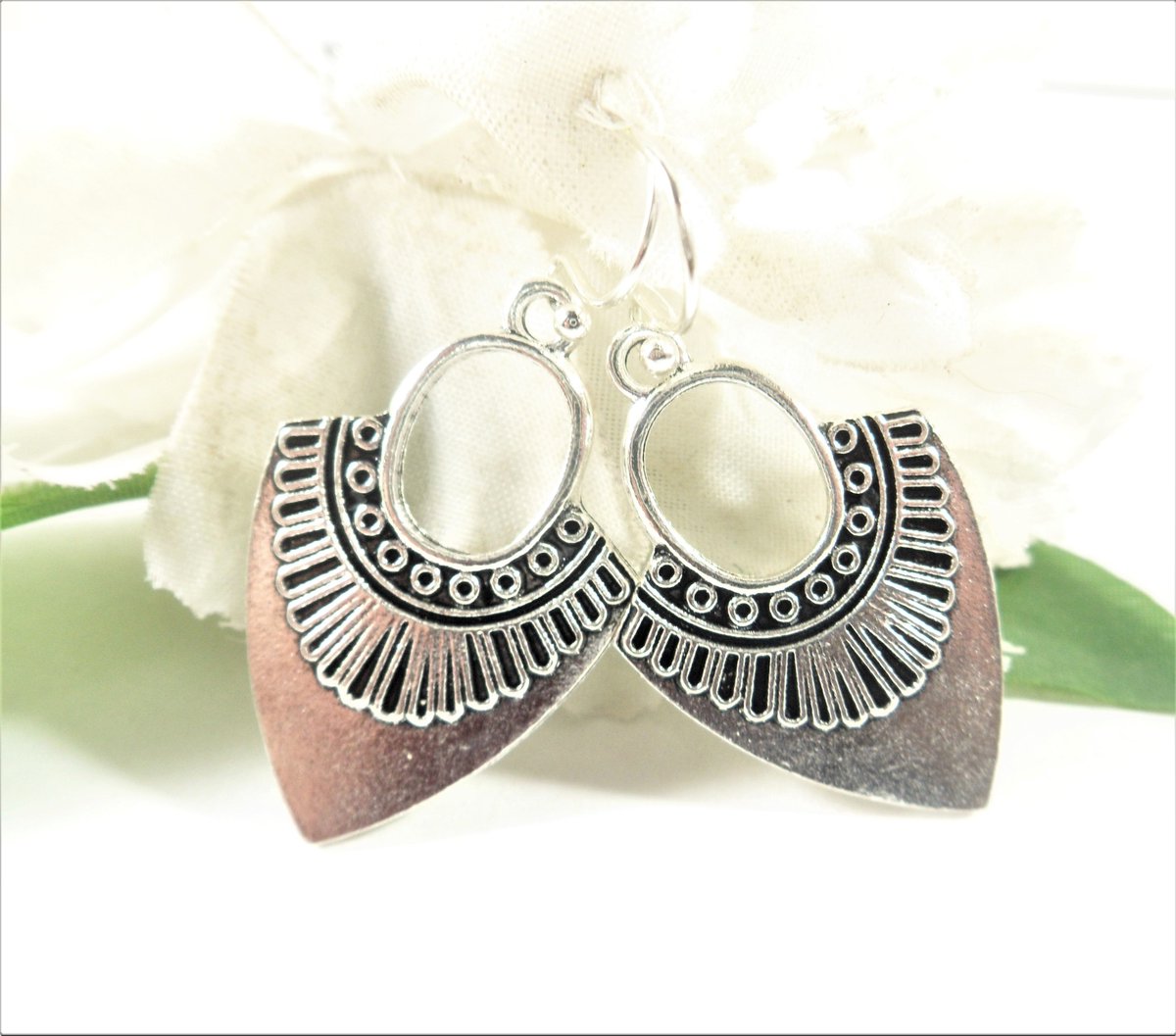 valroseshowers's tweet image. Silver Shield Earrings: Tribal Statement Jewelry buff.ly/XsxhjG7 #etsyjewelry #nativeamerican #shieldearrings #silverearrings #tribaljewelry #salejewelry