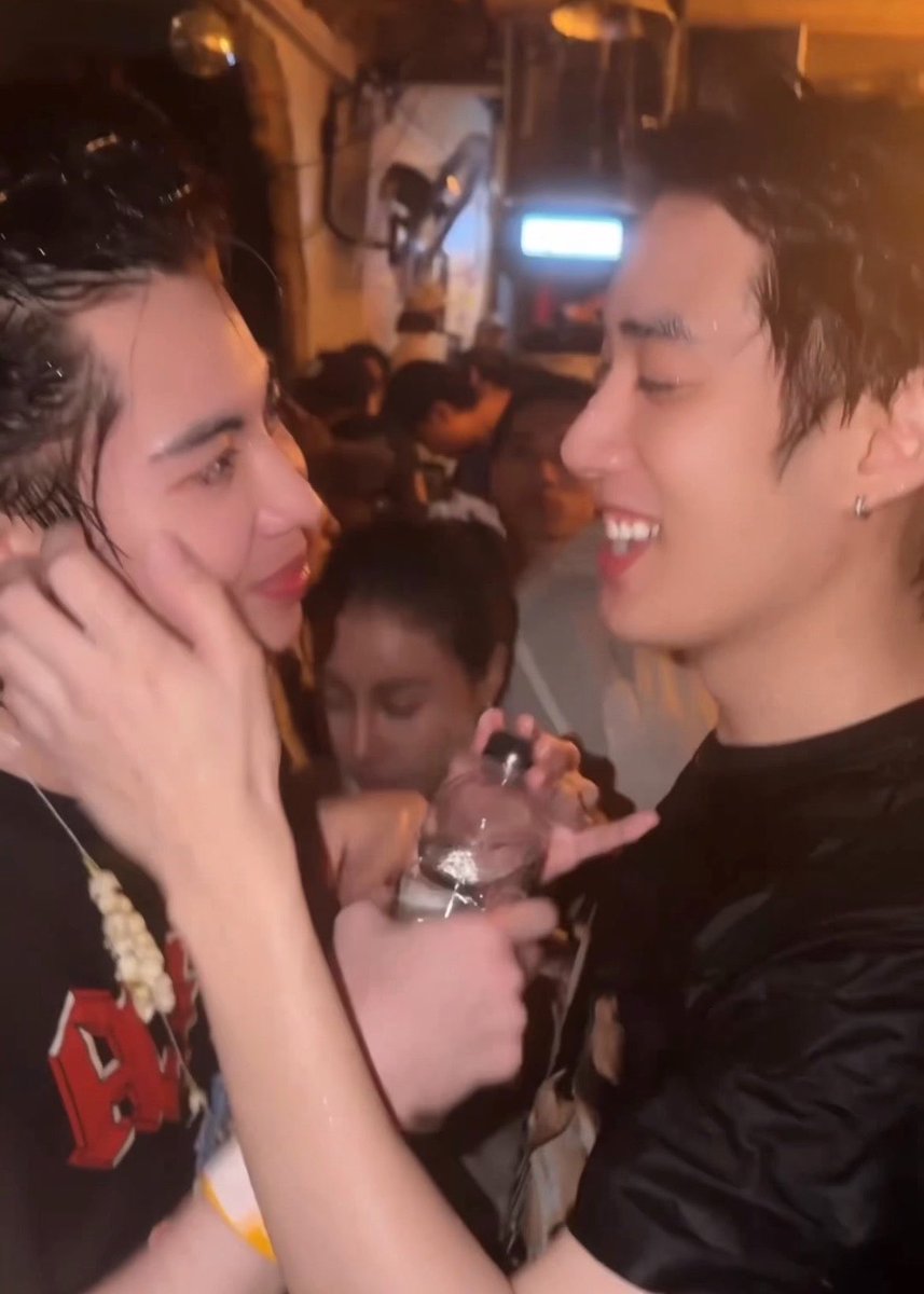 but the way firstone looked at tle.. he knew he was about to kiss him FUCKDJCJ
