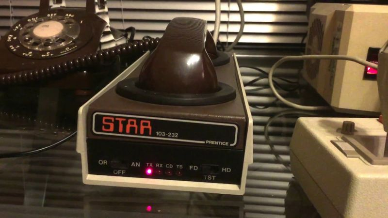 CurmudgeonPrime's tweet photo. @Kneon Oh, the phone you hooked-up to your RS-232 serial modem had buttons on it? How fancy! https://t.co/7RiPYiYdmz