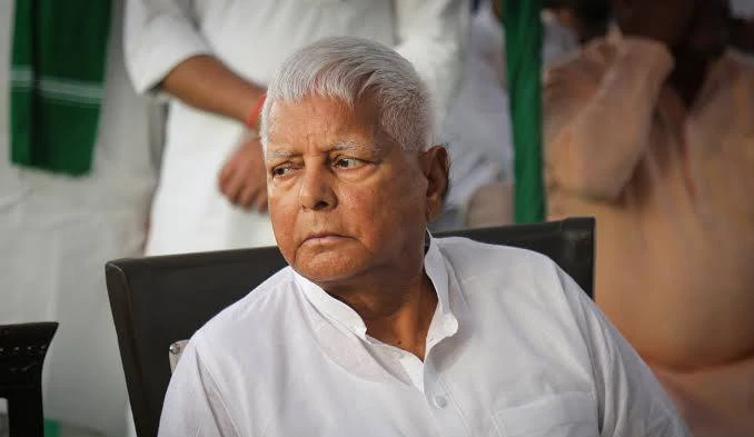 AIRNewsHindi's tweet photo. सर्वोच्च न्यायालय ने तथाकथित जमीन के बदले नौकरी मामले में RJD के वरिष्ठ नेता लालू प्रसाद यादव कोखिलाफ CBI की FIR और आरोप पत्र रद्द करने से इंकार कर दिया है।
#LandForJob https://t.co/ndbRvgzVw0