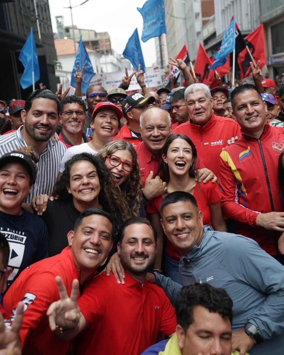 pinfantea's tweet photo. Junto al pueblo marchamos para conmemorar la gesta heroica civico-militar del 13 abril 2002 !PROHIBIDO OLVIDAR !
#Todo11tienesu13 https://t.co/XKnebqnOse
