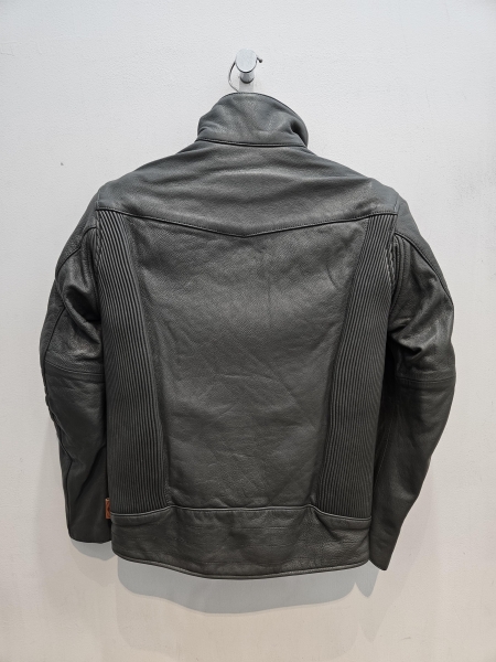 KUSHITANIONLINE's tweet image. 【商品紹介】
K-0718 ウイングジャケット 🦅✨

アシンメトリーなフロントが映える、オールレザージャケット🔥

ウエストにかけてタイトなシルエットながら、
背面の大型シャーリングで動きやすさも確保👌

デザイン性と運動性を両立した一着です🏍️
K-4360・K-4361プロテクター標準装備で安心感も◎