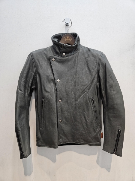 KUSHITANIONLINE's tweet image. 【商品紹介】
K-0718 ウイングジャケット 🦅✨

アシンメトリーなフロントが映える、オールレザージャケット🔥

ウエストにかけてタイトなシルエットながら、
背面の大型シャーリングで動きやすさも確保👌

デザイン性と運動性を両立した一着です🏍️
K-4360・K-4361プロテクター標準装備で安心感も◎