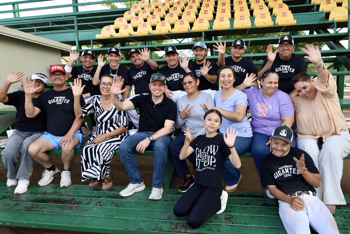 DelValleColosio's tweet image. En el #deporte, como en la vida, no hay límites ⚾💙

Pasamos una tarde increíble con el Club Gigantes de #Hermosillo, un equipo que nos demuestra todos los días que la actitud y el corazón lo pueden todo. 🙌

Jugamos, nos divertimos y, sobre todo, escuchamos a madres y padres de