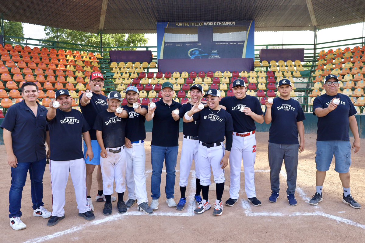 DelValleColosio's tweet image. En el #deporte, como en la vida, no hay límites ⚾💙

Pasamos una tarde increíble con el Club Gigantes de #Hermosillo, un equipo que nos demuestra todos los días que la actitud y el corazón lo pueden todo. 🙌

Jugamos, nos divertimos y, sobre todo, escuchamos a madres y padres de