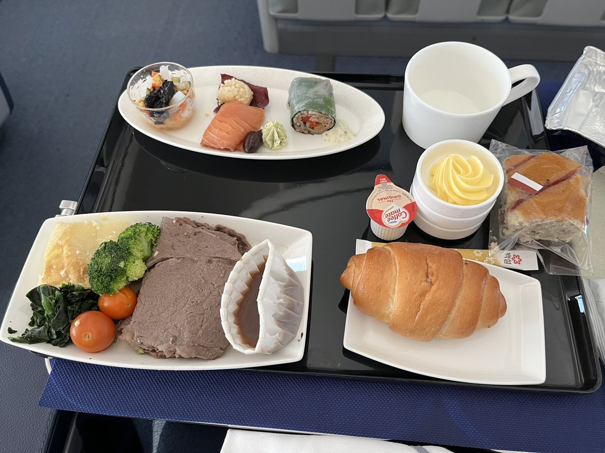 pochirm35's tweet photo. NH862で帰国。
緑色の特別塗装機だった、ラッキー！
この後は国内線乗り継ぎです。
てっきり第二着かと思ったら、第三着だった。 https://t.co/PVn9Y2JajN