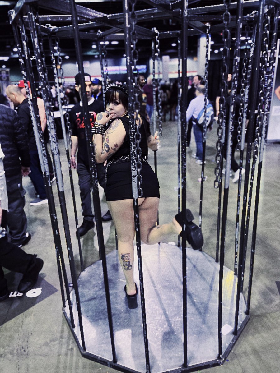 junkfewd69's tweet photo. Some pics of me @EXXXOTICA in #chicago 2026 #exxxoticaexpo #gothbabe https://t.co/zv80Zrid7i