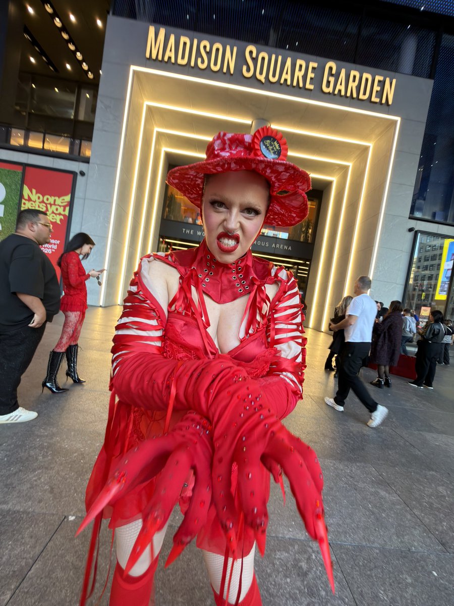 courtneyconquer's tweet image. 🫶🏻 MAYHEM 22 // @ladygaga NYC •• From the first Mayhem to the last, we were happy just to be alive 🫶🏻 #mayhemball #ladygaga
