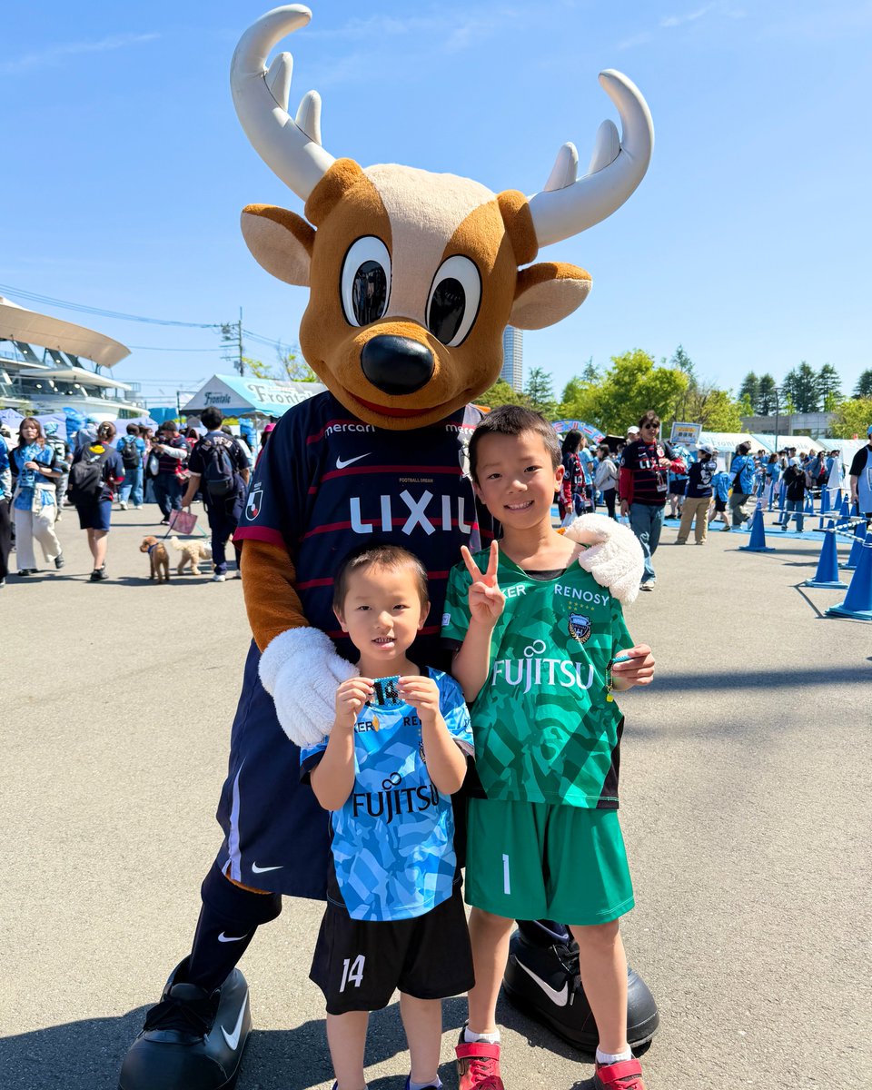 #しかお とうさんが #川崎フロンターレ戦 にいってきたから、📸をこうかいしちゃうね🦌🐬✨️
アントラーズサポーター、フロンターレサポーターどっちもいっぱいハイタッチできたみたい🤭
#ふろん太 くんともあえてよかったねっ🫶

じゃんけんはどうだったのかな？