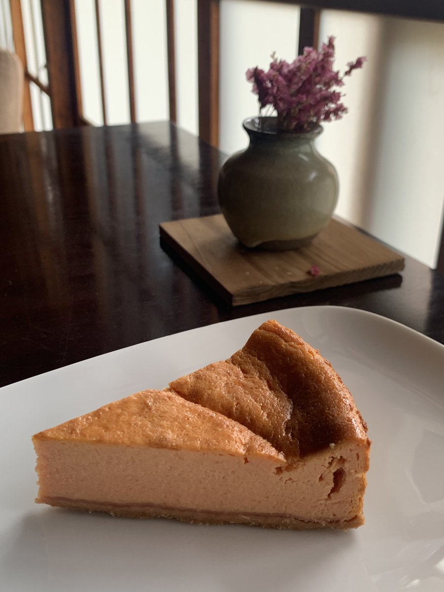 coffeetohito's tweet photo. 【本日ケーキ】ビーツのチーズケーキ
ピンク色した可愛らしいケーキです。
ビーツに含まれる栄養素としては、必須ミネラルの「カリウム」や「鉄」のほか、「葉酸」、「ベタイン」
カリウムはナトリウムを排出して血圧を下げる作用、鉄は酸素を全身に供給する働きがあることで、よく知られています。 https://t.co/x8BQkm9wWm