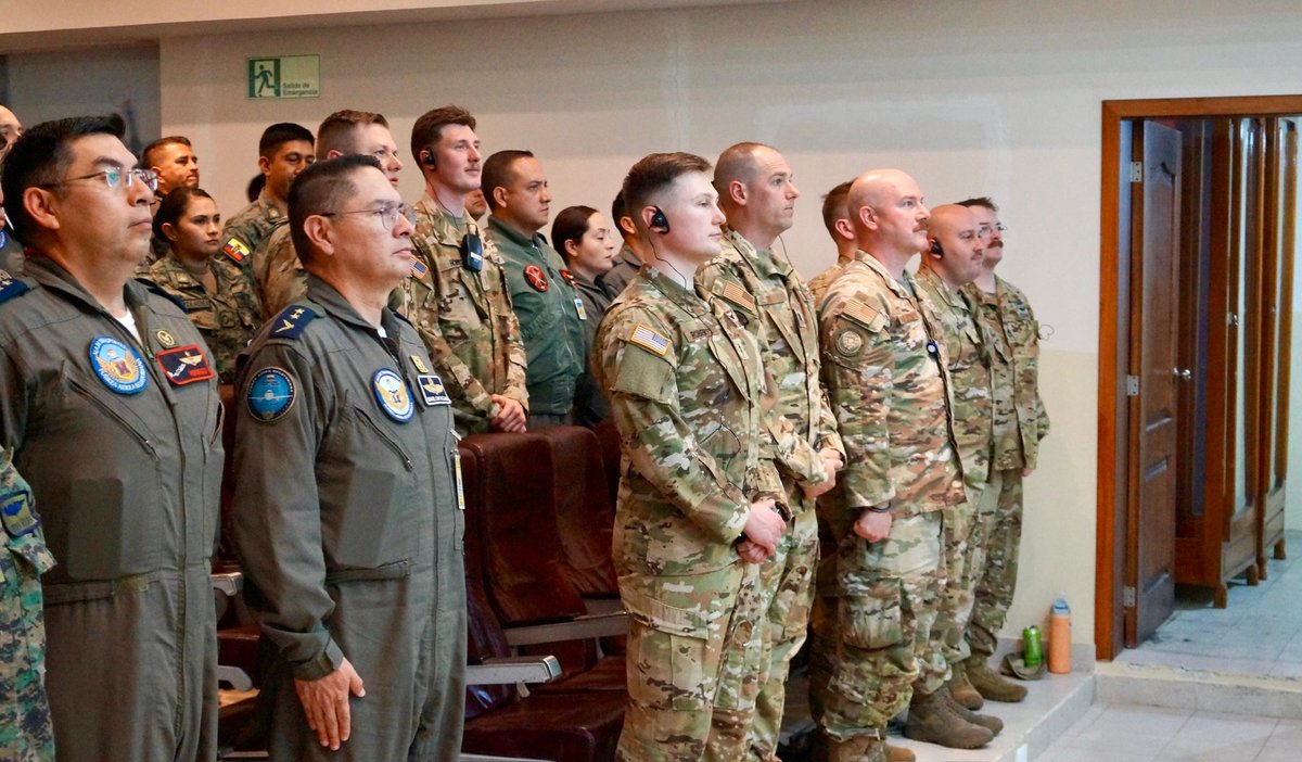 FuerzaAereaEc's tweet photo. 𝔽𝔸𝔼 𝕪 𝔾𝕦𝕒𝕣𝕕𝕚𝕒 ℕ𝕒𝕔𝕚𝕠𝕟𝕒𝕝 𝕕𝕖 𝕂𝕖𝕟𝕥𝕦𝕔𝕜𝕪 𝕚𝕟𝕚𝕔𝕚𝕒𝕟 𝕚𝕟𝕥𝕖𝕣𝕔𝕒𝕞𝕓𝕚𝕠 𝕤𝕠𝕓𝕣𝕖 𝕖𝕧𝕒𝕔𝕦𝕒𝕔𝕚ó𝕟 𝕒𝕖𝕣𝕠𝕞é𝕕𝕚𝕔𝕒

La Fuerza Aérea Ecuatoriana, a través del Ala de Transportes Nro. 11, inauguró el intercambio de experiencias “Evacuación Aeromédica en respuesta a desastres” junto a la Guardia Nacional de Kentucky (#EEUU).

📍Este espacio académico busca fortalecer las capacidades operativas de las tres ramas de las Fuerzas Armadas en misiones de rescate y respuesta ante emergencias. Con este entrenamiento conjunto, la FAE reafirma su compromiso con la excelencia y la cooperación internacional para garantizar la seguridad y el bienestar ciudadano.