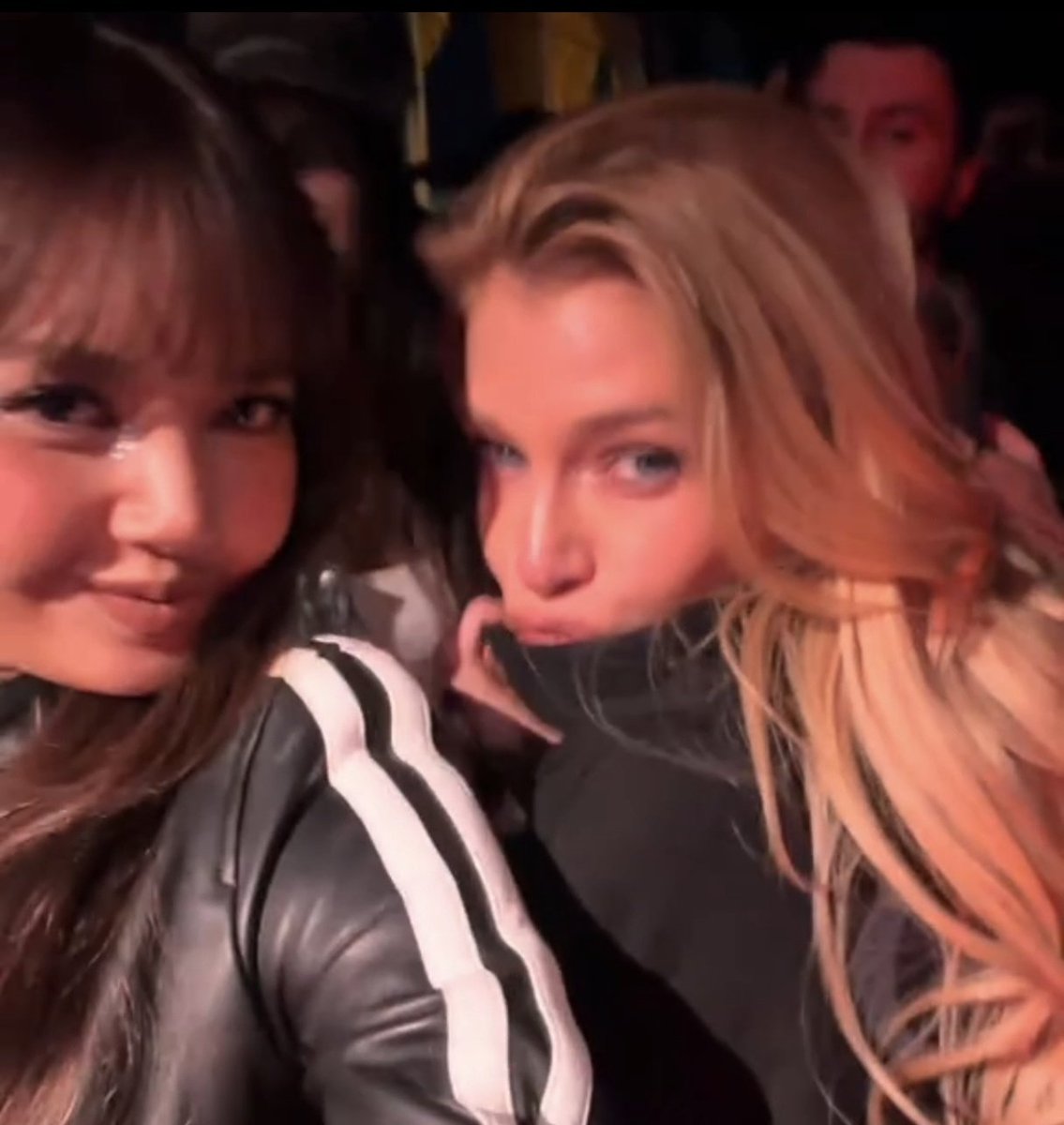 LaliceUpdates's tweet image. #LISA with Stella Maxwell (Victoria’s Secret Angel / Anyma’s Girlfriend) 💕💕

@wearelloud 

BAD ANGEL WITH LISA 
#ANYMAxLISA
#LISA_COACHELLA 
#LISACHELLA