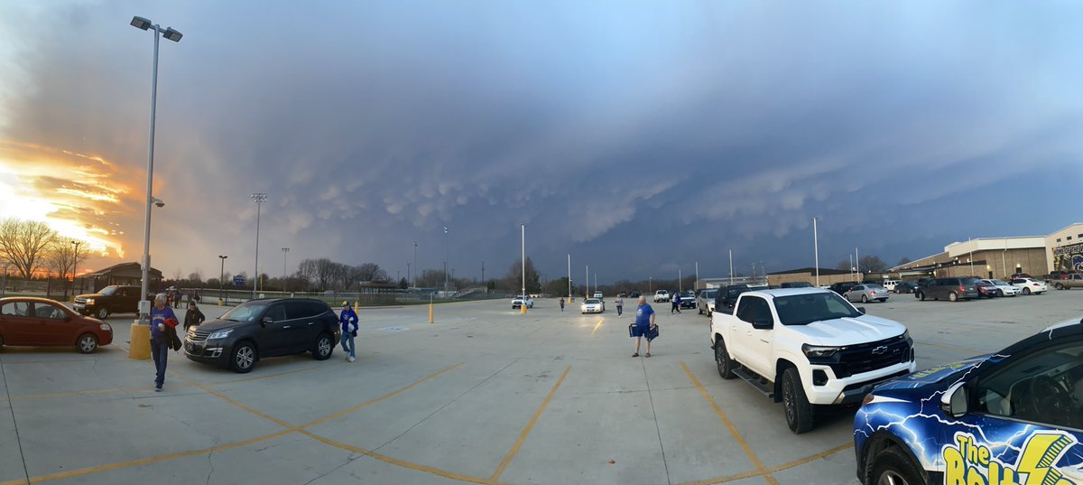 MattScher0215's tweet photo. 8 p.m. at Humboldt High School looking north toward Kossuth County. #iawx https://t.co/VNjpPujJw4