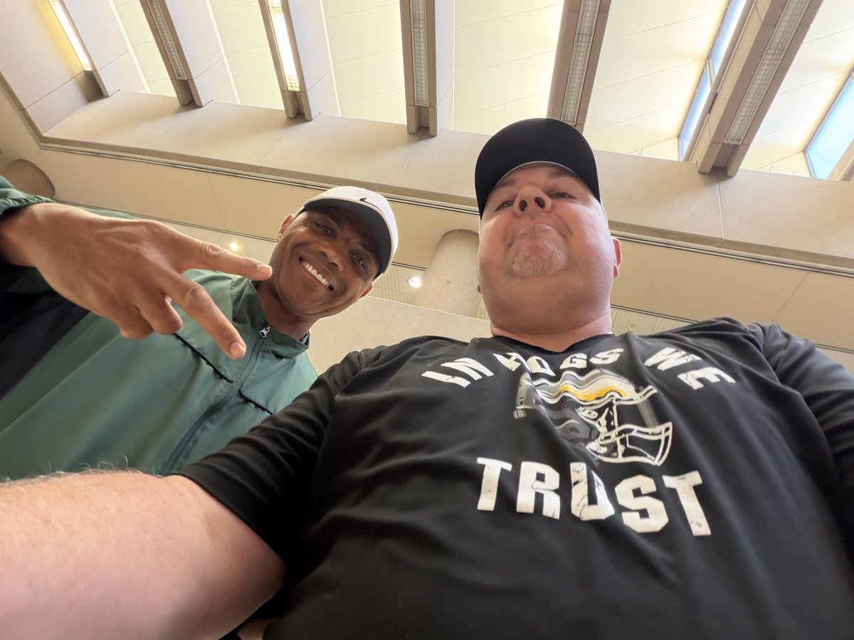 hawgwhisperer's tweet image. Jay Weakland
Lawton-Bronson High School
Eagles Offensive Line Coach
Sioux City, lowa

#NorthwestlowaPancakeProducers
#HogsNightOut
#Hogfbchat

How can you say no to Chuck when he stops and asks you to take a photo?