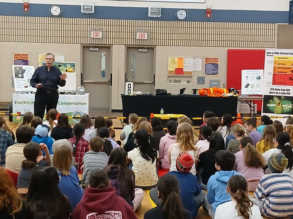 ElectricitySaf1's tweet image. Today George and @enovapower lit up @wrdsb at Lester B. Pearson Public School ⚡
Students and staff learned how to stay safe around electricity through real stories and hands-on experiments… and yes, the pickle made an appearance! 🥒✨
#ElectricitySafety #STEM #SchoolFun