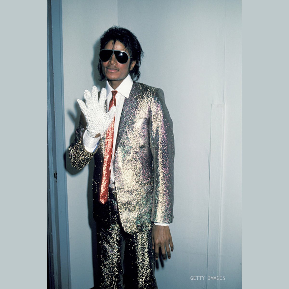michaeljackson's tweet image. This week in 1984, Michael Jackson attended the benefit dinner for the TJ Martell Foundation, an organization dedicated to fighting cancer, and through the foundation Michael funded a 19-bed hospital ward for cancer patients at Mount Sinai hospital. #MJHumanitarian