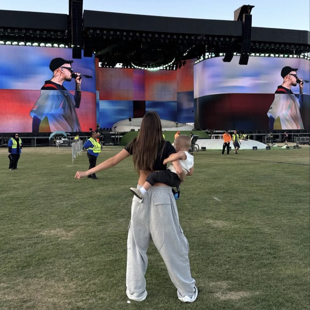 idkardashian's tweet photo. jamais vou superar esse vídeo do baby jack curtindo o show do papai dele e imitando os movimentos da hailey 😭😭😭😭 https://t.co/QvLD4mQ6Ul