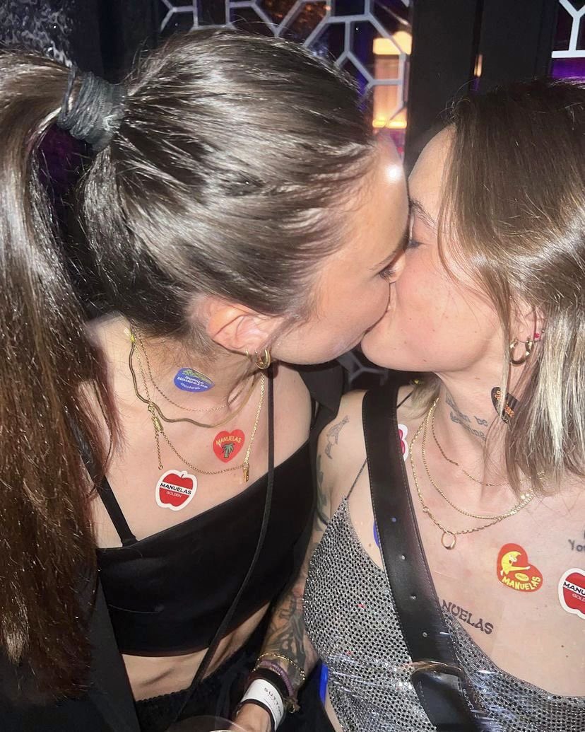FELIZ DIA DO BEIJO

Ingrid Engen e Mapi Leon se beijando no Manuelas depois de terem ganhado a Champions League em 2023