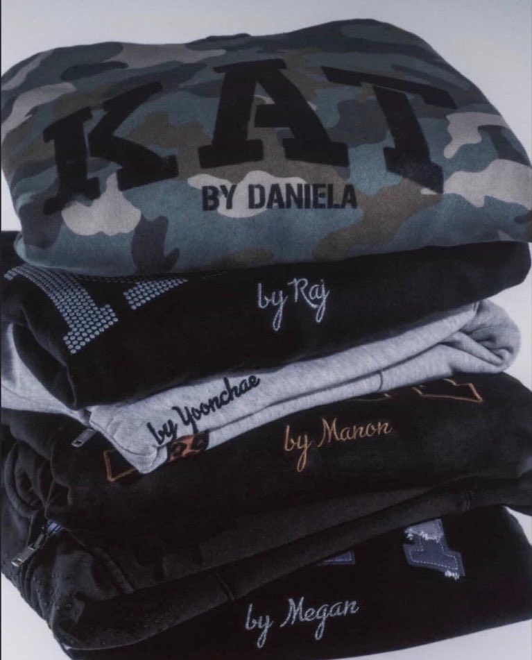 KATSEYEar's tweet photo. La colección de hoodies edición limitada GAP × KATSEYE se lanza mañana 14 de abril en Complex.

Hay un hoodie de cada miembro, a pesar de que Manon no está en el video promocional. https://t.co/9OJu9PduVt