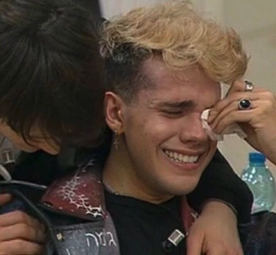 va bene che è la spia però povero