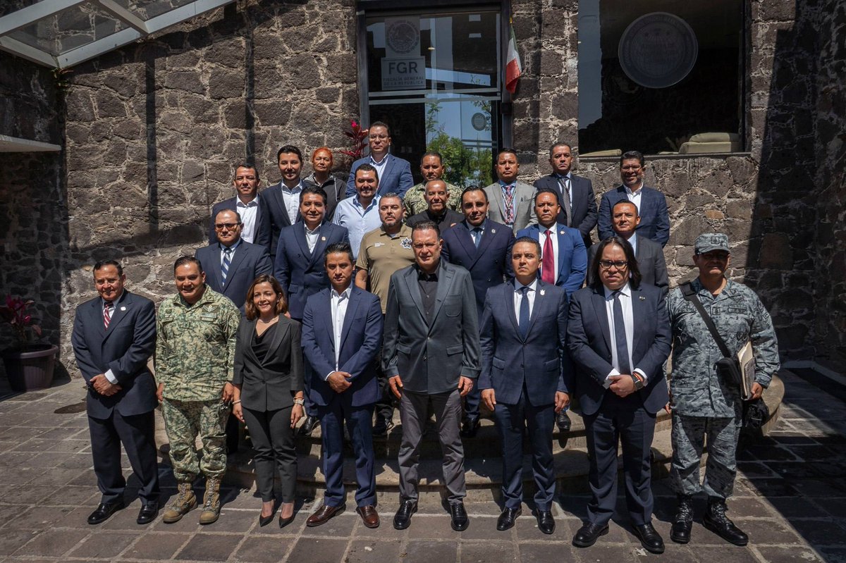 fiscaliaqro's tweet photo. 🚨 AUTORIDADES FORTALECEN COORDINACIÓN EN MESA DE SEGURIDAD EN QUERÉTARO

La #FiscalíaQro participó en la Mesa de Coordinación para la Construcción de la Paz y Seguridad, encabezada por el gobernador Mauricio Kuri González, con la presencia de autoridades federales, estatales y municipales.

🤝 Durante el encuentro se dio seguimiento a:
• Acciones en materia de seguridad
• Avances en procuración de justicia
• Estrategias implementadas en la entidad

👥 En la mesa participaron:
• Autoridades de la Fiscalía General de la República
• Secretaría de Gobierno
• Secretaría de Seguridad Ciudadana
• Presidentes municipales
• Ejército Mexicano y Guardia Nacional
• Instancias de inteligencia y protección civil

⚖️ En el marco de Sinergia por Querétaro, se destacó que la articulación interinstitucional:
• Fortalece la operatividad
• Permite generar resultados concretos
• Mejora la respuesta ante las demandas de la ciudadanía

📊 Las autoridades coincidieron en la importancia de mantener una coordinación permanente y comunicación constante para atender los retos en materia de seguridad.

La Fiscalía General del Estado reafirma su compromiso de investigar y perseguir los delitos mediante un trabajo en Sinergia, contribuyendo a la tranquilidad de las familias queretanas.

#FiscalíaQro #Sinergia #Resultados #Querétaro #Seguridad