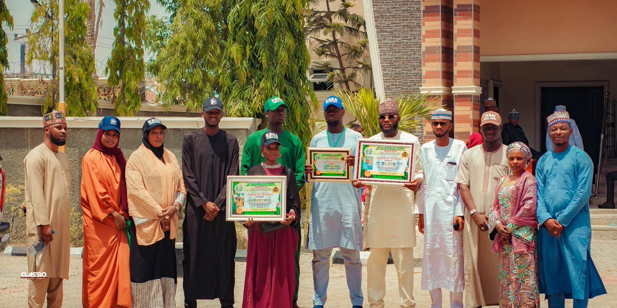 Assalamu Alaikum

Kamar yadda muka sanar jiya, ga hotunan wakilinmu wanda aka basu  babbar lambar yabo a madadinmu. Wannan wata gagarumar nasara ce ga shugabancinmu, musamman ƙarƙashin jagorancin Hon Abdulaziz <a href="/Abunaah/">Abdulazeez Abubakar Kaka</a> "Grand Patron" ɗan Galadiman Madakin Zazzau.

Allah Ya ci