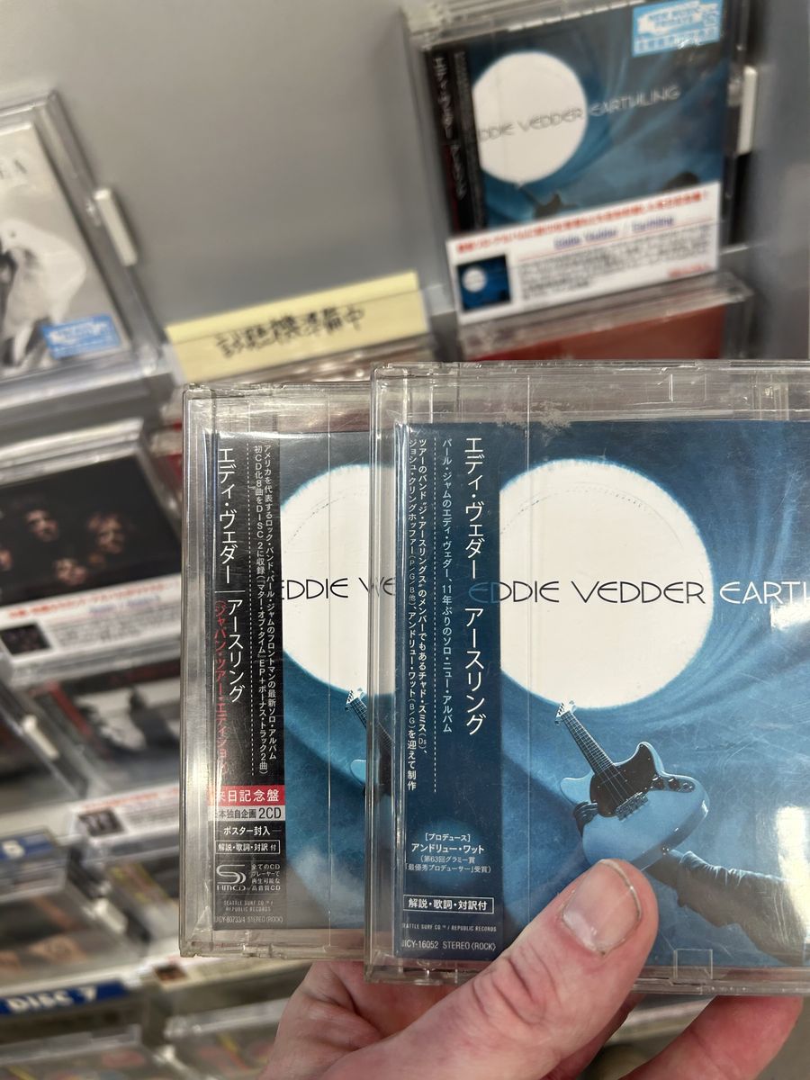 demetriosns's tweet photo. Neat! WhyNotSweden - "There’s two different versions, posters only with the black one." https://t.co/48ohK5iQxA #EddieVedder #Earthling #CDs https://t.co/dt4v8t26fo