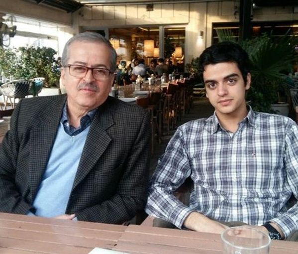 simasepehri95's tweet photo. #فوری

امروز میریوسف یونسی ۷۳ساله را از اوین به مکان نامعلوم برده‌اند؛ حتی وسایلش را هم نبرده.
به شدت نگران جان پدر هستیم. 

برگرفته از: @RezaYounesi

(همچنین در زمان انتقال زندانیان برای اعدام، مزدوران چنان به صورت علی یونسی زدند که زیر چشمش فوراً کبود و سیاه شد)

صدایشان باشیم https://t.co/mpbYaCr2G2